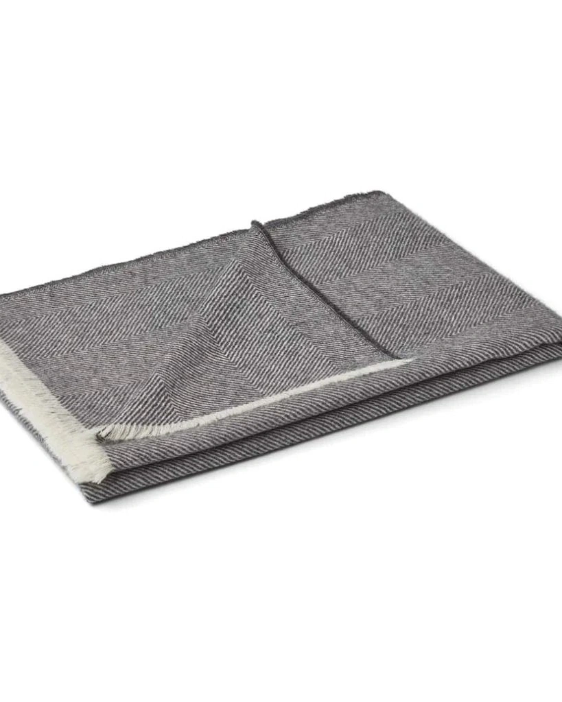 Sidsley Herringbone Dark GreyПлед темно-серый, 130х200, 100% беби альпака, 250 гр/м2