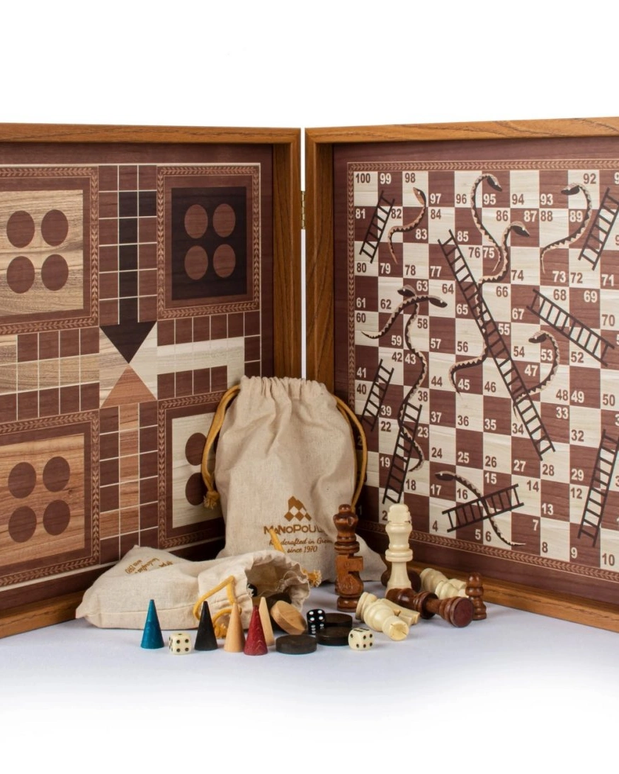 Chess/Backgammon/Ludo/Snakes Шахматы/нарды/лудо/змеи , футляр из орехового дерева