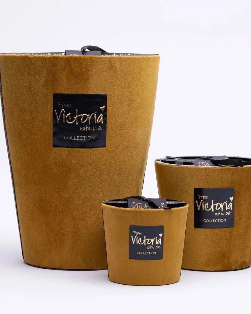 Свеча ароматическая Victoria with Love Velvet ochre 400гр