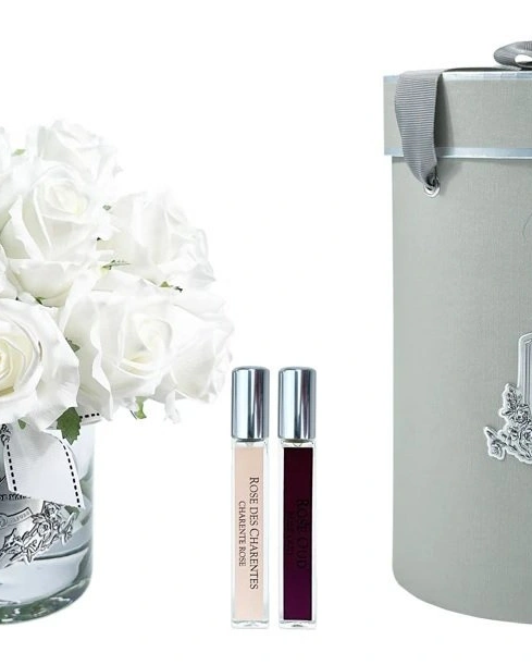 LUXURY ROSE BUDS BOUQUETБольшой букет из бутонов роз, белый, 2 спрея по 10 мл, серебряный декор, се