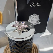 Свеча большая Black&Silver, черный с серебром, крышка с брошкой цветок, платок, 600 гр,