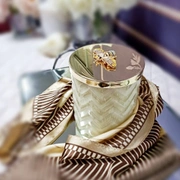 Свеча HERRINGBONE CREAM, платок, 600 гр, соевый воск, время горения 100 ч ВхШхД 21х17х17 см