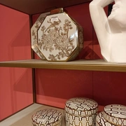 CHINOISERIEВаза восьмиугольная, белый с золотом 28x10x31h, керамика
