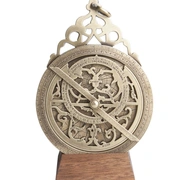 Астролябия восточная Hemisferium Eastern Astrolabe диам 12,2 х 0,7 Высота с базой 16,6 см, бронза