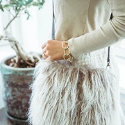 JASMIN MUFF BAG Taupe/Snow Сумка-муфта 19/26, бежевый с белым, козий мех 30/40