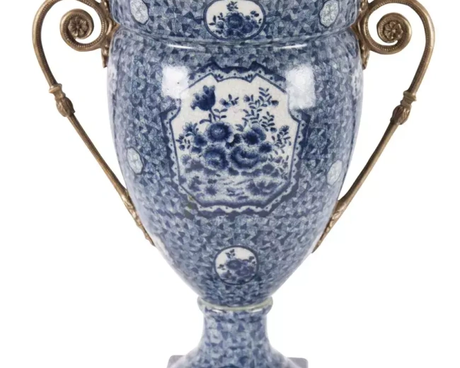 Ваза, бело-синий цвет H: 34 cm W: 30 cm D: 20 cm, фарфор, бронза Ваза, бело-синий цвет H: 34 cm W: 30 cm D: 20 cm, фарфор, бронза