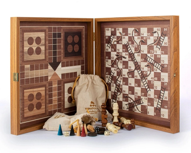 Chess/Backgammon/Ludo/Snakes Шахматы/нарды/лудо/змеи , футляр из орехового дерева Chess/Backgammon/Ludo/Snakes Шахматы/нарды/лудо/змеи , футляр из орехового дерева