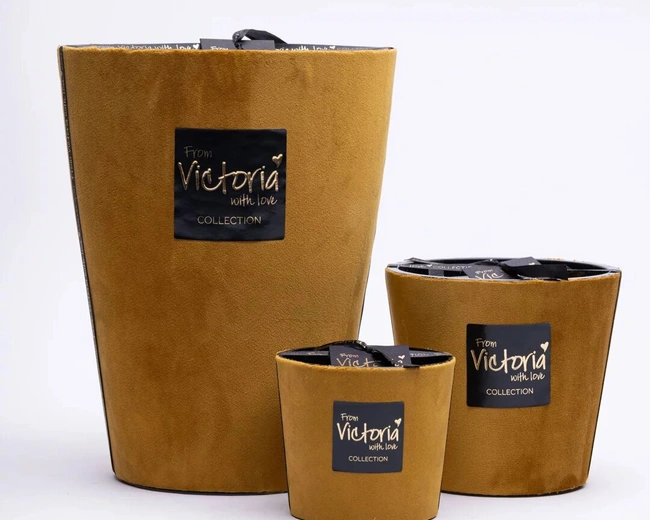Свеча ароматическая Victoria with Love Velvet ochre 400гр