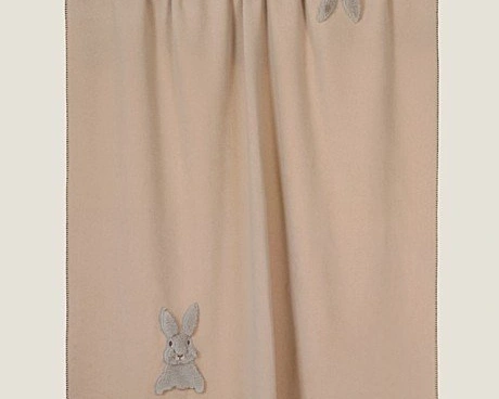 Плед Frati SWEET RABBIT BEIGE, бежевый, аппликация заяц 130x160, вискоза 30% полиэстер 70%, 600г Плед Frati SWEET RABBIT BEIGE, бежевый, аппликация заяц 130x160, вискоза 30% полиэстер 70%, 600г