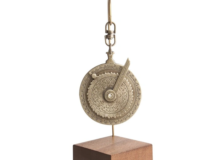 Миниатюрные ночные часы Hemisferium Miniature Nocturnal Dial Н 13 см диам 5 см толщина 6 мм, бронза
