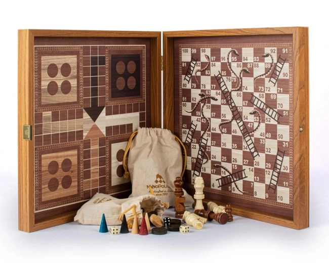 Chess/Backgammon/Ludo/Snakes Шахматы/нарды/лудо/змеи , футляр из орехового дерева Chess/Backgammon/Ludo/Snakes Шахматы/нарды/лудо/змеи , футляр из орехового дерева