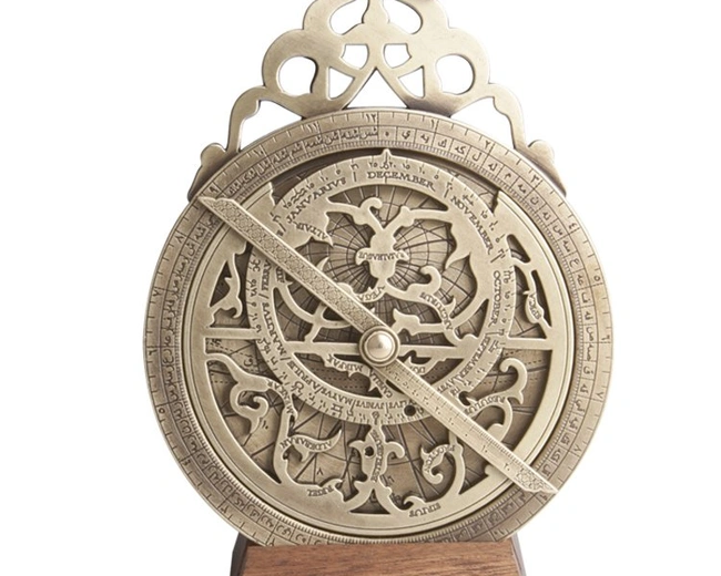 Астролябия восточная Hemisferium Eastern Astrolabe диам 12,2 х 0,7 Высота с базой 16,6 см, бронза