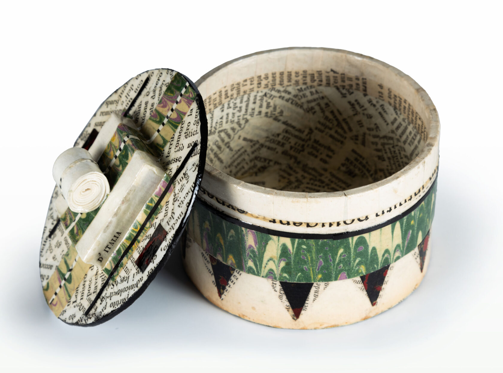 ШКАТУЛКАШкатулка диам 8 см Н 8см, папье маше вид 3