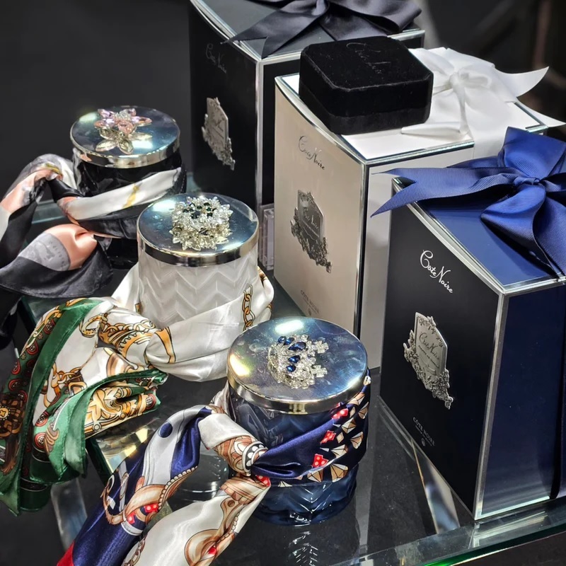 Свеча большая White&Silver Herringbone, белый с серебром, крышка с брошкой диадема, платок, 600 гр, вид 2