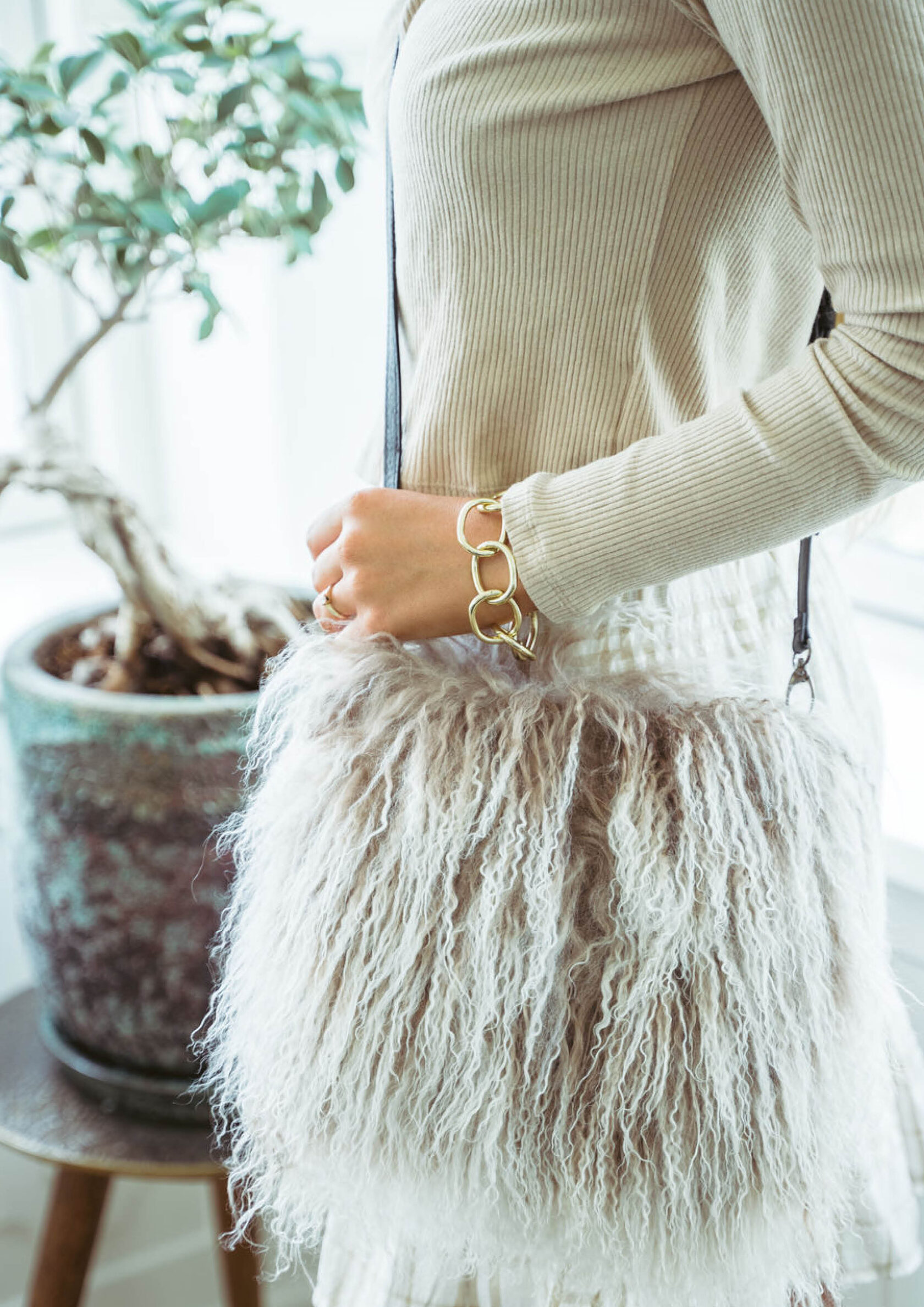 JASMIN MUFF BAG Taupe/Snow Сумка-муфта 19/26, бежевый с белым, козий мех 30/40 вид 2