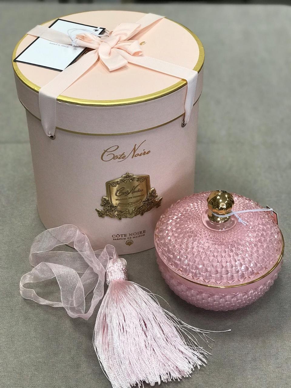 Pink Round Art Deco Свеча 300 гр, кисточка ароматизированная, спрей 5 мл для кисточки, розовая шка